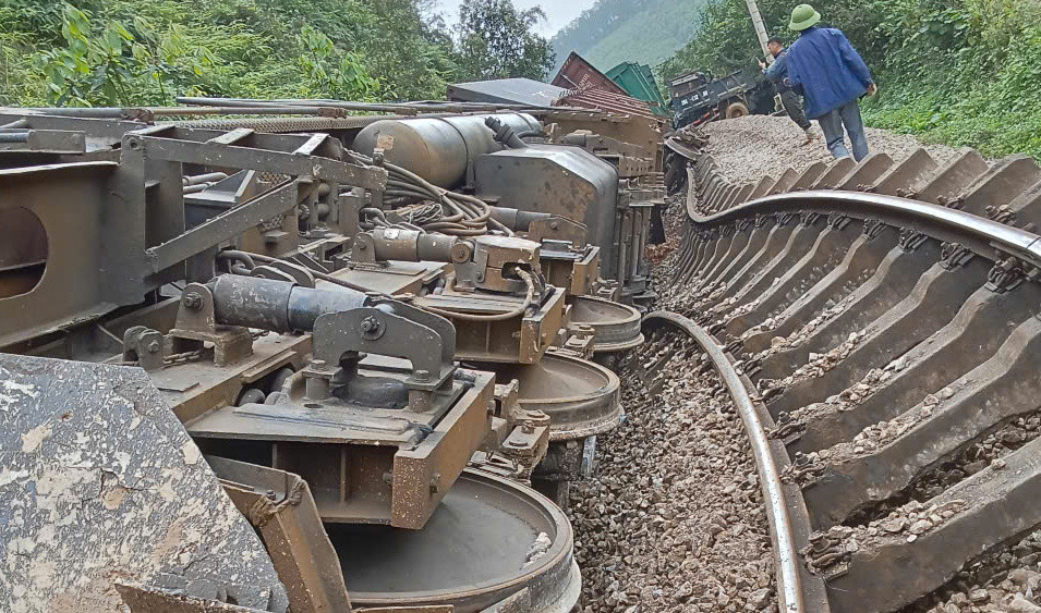 Hàng trăm mét đường ray bị lệch khỏi nền đường. Hàng trăm mét đường ray bị lệch khỏi nền đường.