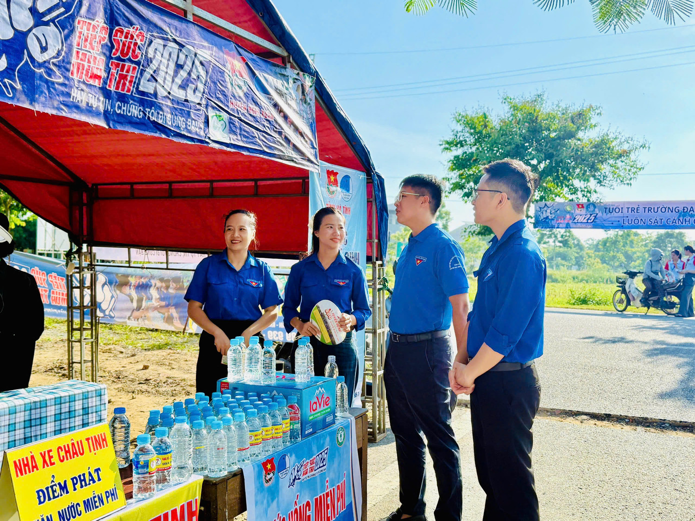 Với phương châm “Một đội hình - nhiều nhiệm vụ”, các bạn trẻ luôn sẵn sàng hỗ trợ cho thí sinh và phụ huynh. Với phương châm “Một đội hình - nhiều nhiệm vụ”, các bạn trẻ luôn sẵn sàng hỗ trợ cho thí sinh và phụ huynh.