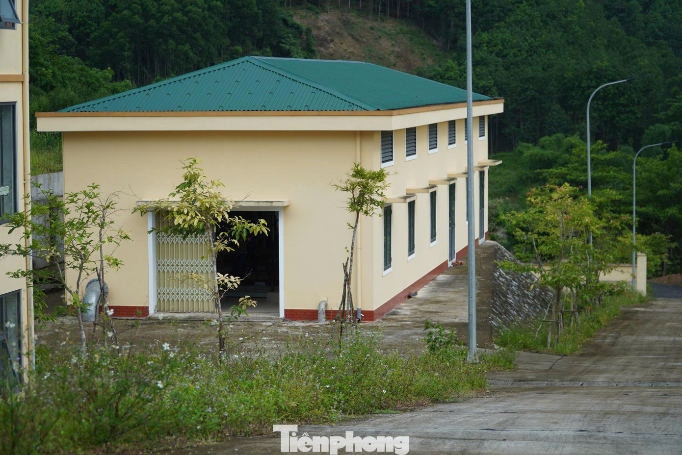 Dự án này do UBND huyện Hương Khê làm chủ đầu tư, liên danh Công ty TNHH Khánh Môn (Hà Tĩnh) và Công ty CP Hà Huy (Nghệ An) là đơn vị thi công.