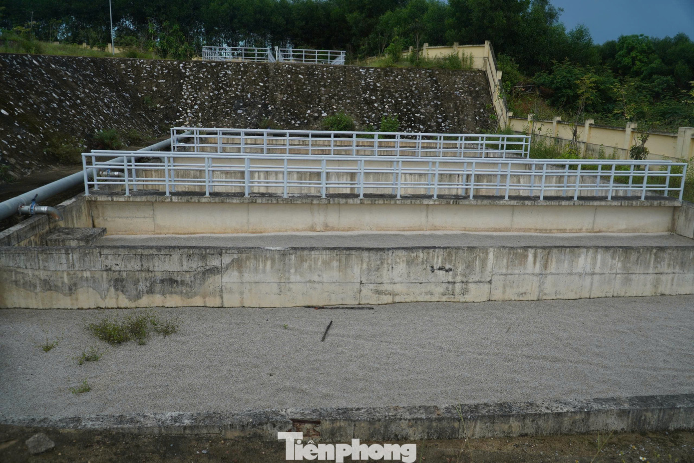 Theo UBND huyện Hương Khê (đại diện chủ đầu tư), hiện nay dự án nhà máy nước và hệ thống cấp nước sạch cho nhân dân thị trấn Hương Khê và 8 xã vùng phụ cận thuộc huyện Hương Khê cơ bản đã hoàn thành. Hiện một số hạng mục đang được thực hiện để đưa vào vận hành.