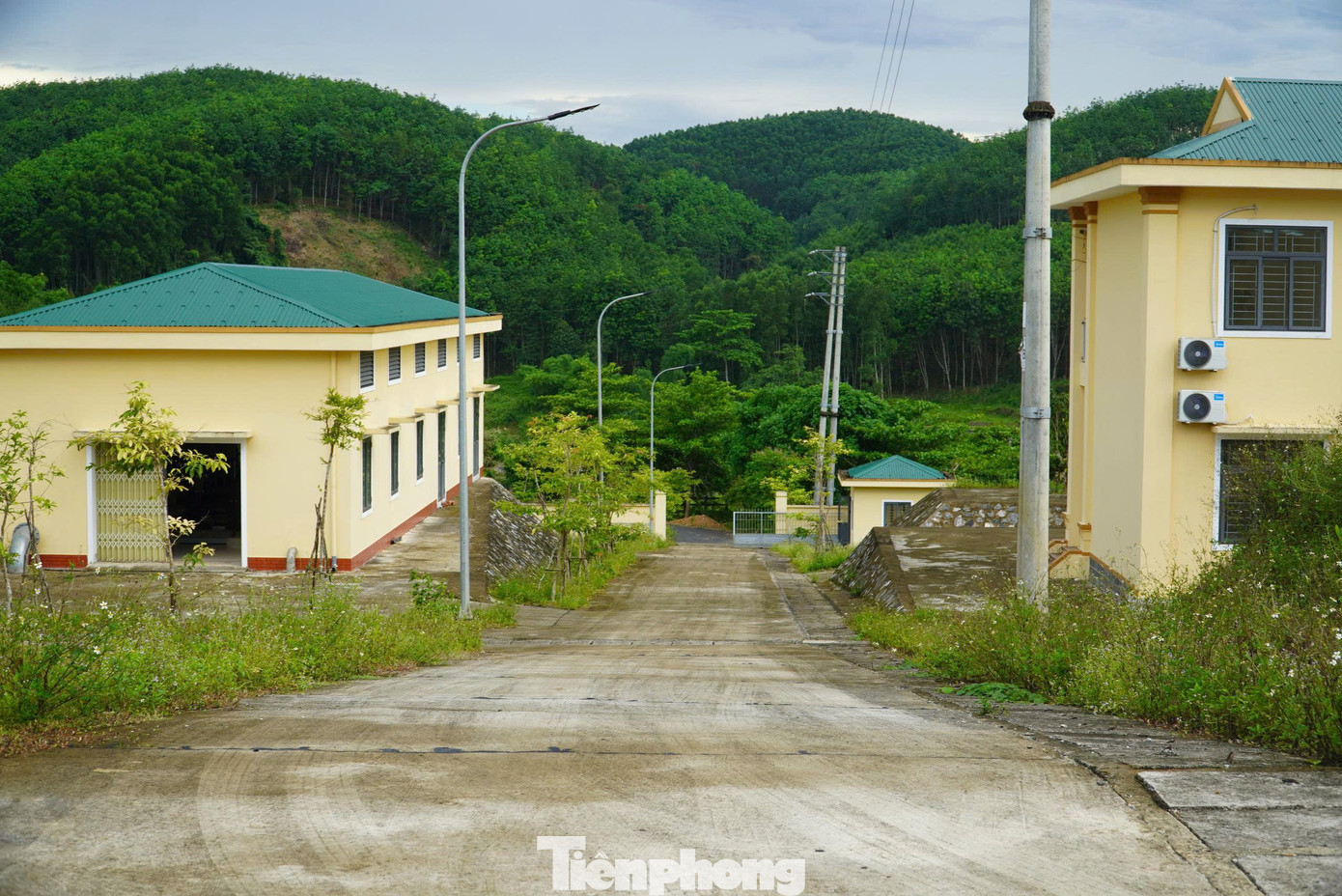 Nguyên nhân chậm trễ theo chủ đầu tư do dự án triển khai trong giai đoạn dịch COVID-19 trong 2 năm 2020 và 2021 diễn biến phức tạp. Một số máy móc, thiết bị phải nhập khẩu bị chậm, nhà cung cấp không đảm bảo được thời gian theo đơn đặt hàng. Ngoài ra hệ thống đường ống trải dài trên diện rộng 8 xã cùng một thị trấn nên khó khăn trong giải phóng mặt bằng và thi công.