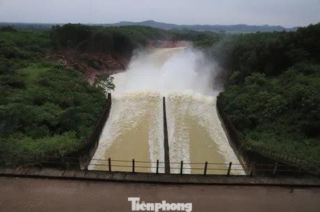 Hình ảnh hồ Kẻ Gỗ xả tràn vào năm 2020. Hình ảnh hồ Kẻ Gỗ xả tràn vào năm 2020.