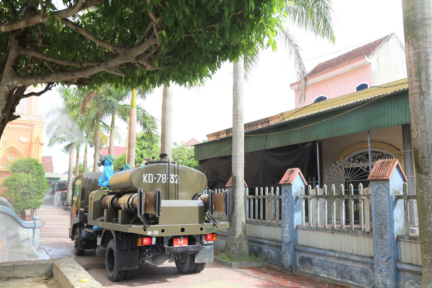 Với đặc thù địa hình, nhà ở dân cư dày đặc nên việc tiêu độc khử trùng được tiến hành nhanh chóng, an toàn, thuận lợi.