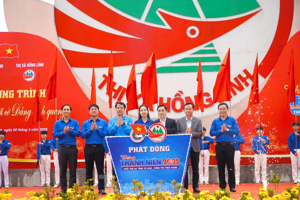 Khởi động Tháng Thanh niên, tuổi trẻ Hà Tĩnh “Vững bước dưới cờ Đảng vinh quang”. Khởi động Tháng Thanh niên, tuổi trẻ Hà Tĩnh “Vững bước dưới cờ Đảng vinh quang”.