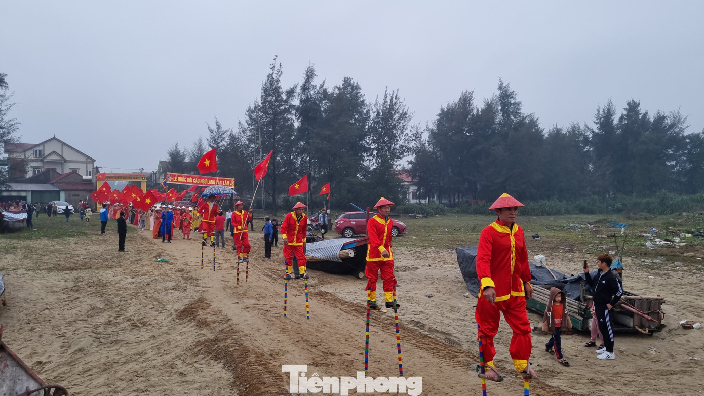 Từng đoàn người được phân công để gánh kiệu, cầm cờ. Trong ảnh người dân đi cà kheo trong lễ hội cầu ngư. Từng đoàn người được phân công để gánh kiệu, cầm cờ. Trong ảnh người dân đi cà kheo trong lễ hội cầu ngư.