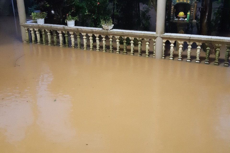 Có nhiều hộ tại xã Lộc Yên nước ngập vào khoảng 1m.