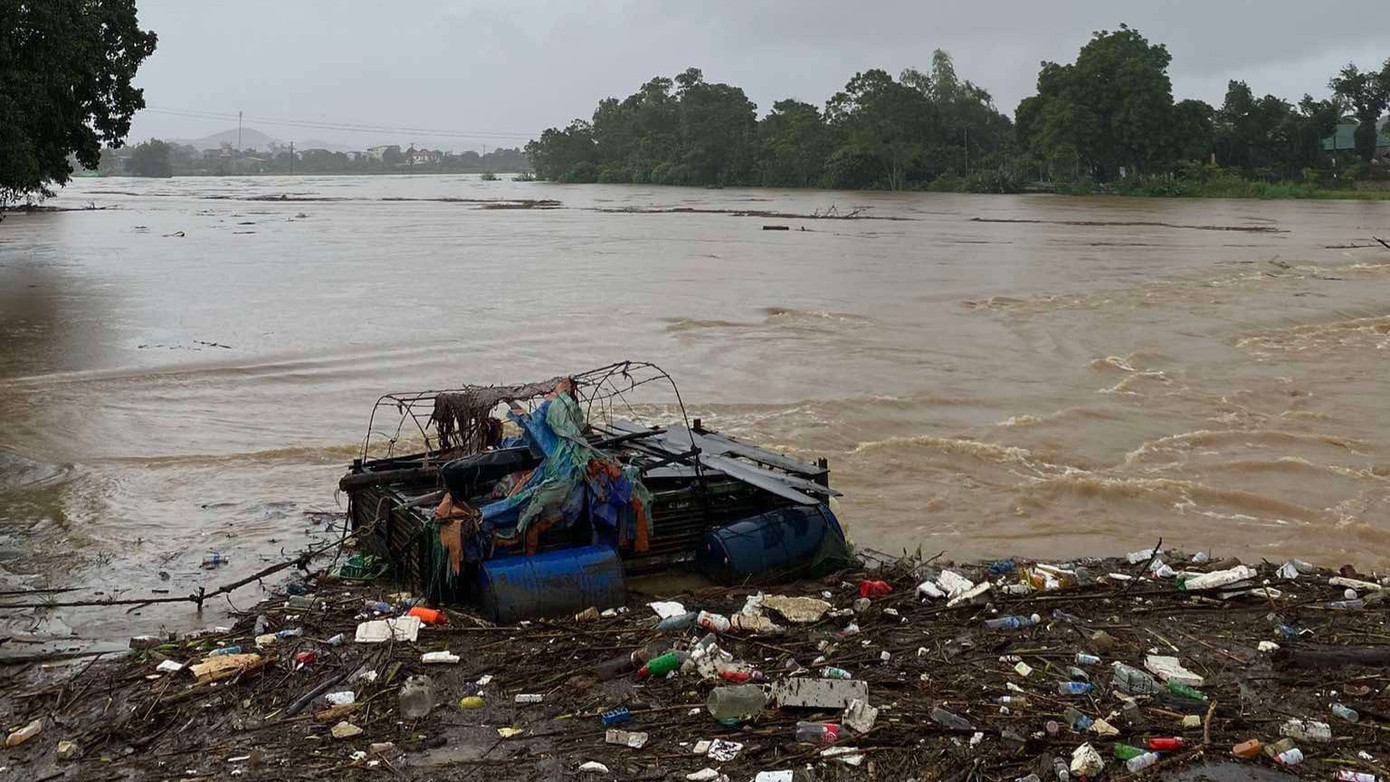 Theo Đài Khí tượng thủy văn Hà Tĩnh, mực nước lũ trên sông Ngàn Sâu, Ngàn Phố đang lên nhanh. Tại Chu Lễ đang xấp xỉ báo động 1, tại Sơn Diệm đã vượt báo động 1 gần 1m. Trong chiều và đêm nay mực nước tiếp tục lên, có thể lên trên báo động 2. Diện ngập lụt sẽ tăng lên ở các huyện Hương Khê, Hương Sơn, Vũ Quang.