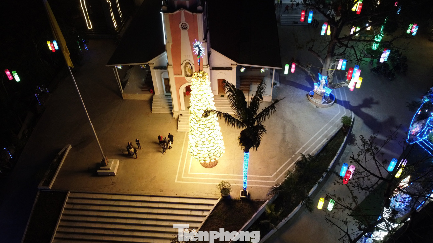 1 tháng qua, mỗi ngày có khoảng 25 người dân Giáo xứ Đức Vọng (huyện Hương Sơn, Hà Tĩnh) cùng nhau góp sức dựng cây thông Noel chào mừng Giáng sinh năm 2022.