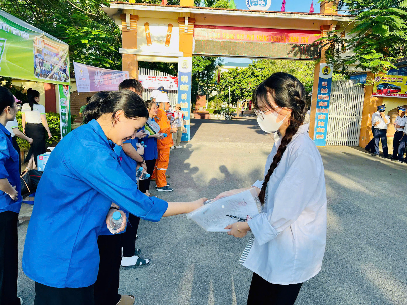 Các tình nguyện viên phát nước miễn phí hỗ trợ thí sinh. Các tình nguyện viên phát nước miễn phí hỗ trợ thí sinh.