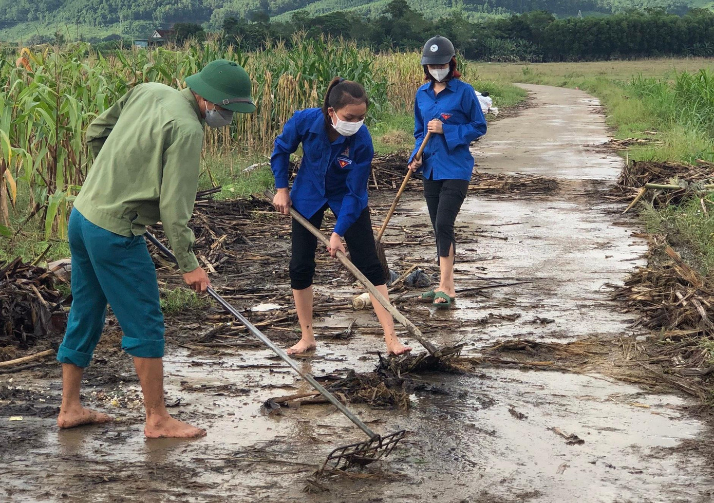 Các tuyến đường tại xã Sơn Giang cũng ngập tràn rác thải, các tình nguyện viên đến hỗ trợ thu dọn.