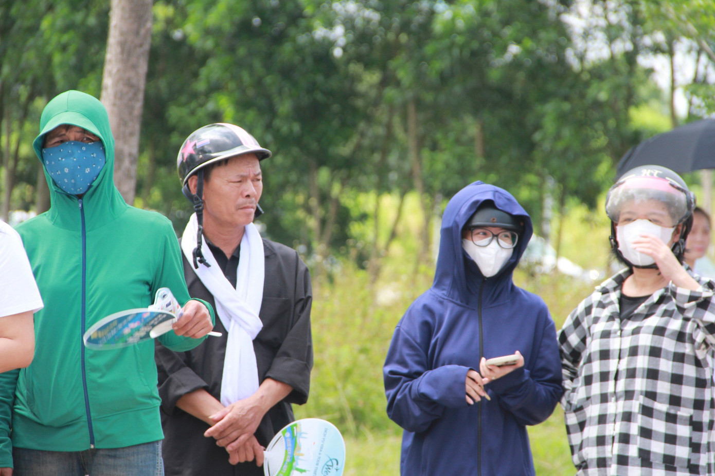 Người cha đứng ngoài cổng 120 phút chờ con trai thi. Người cha đứng ngoài cổng 120 phút chờ con trai thi.