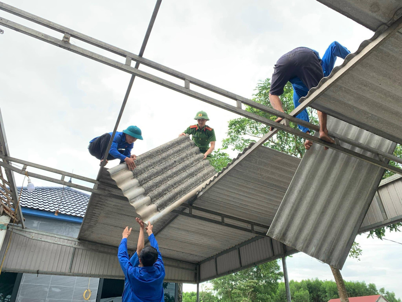 Đoàn viên thanh niên huyện Cẩm Xuyên cùng hỗ trợ người dân di dời tài sản.