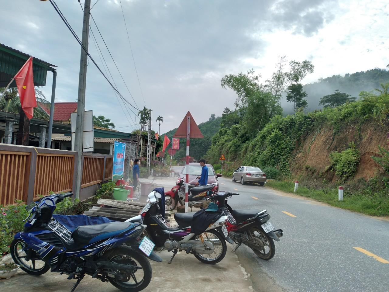 &quot;Số tiền quyên góp được từ quỹ rửa xe và vận động các con em xa quê, chúng tôi sẽ mua những món quà trao tặng cho các em thiếu nhi. Vì đặc thù là địa bàn miền núi nên còn nhiều khó khăn, mong rằng những món qùa sẽ động viên, tạo niềm vui cho các em trong dịp Tết Trung thu năm nay”, Bí thư Đoàn xã Sơn Hồng chia sẻ.