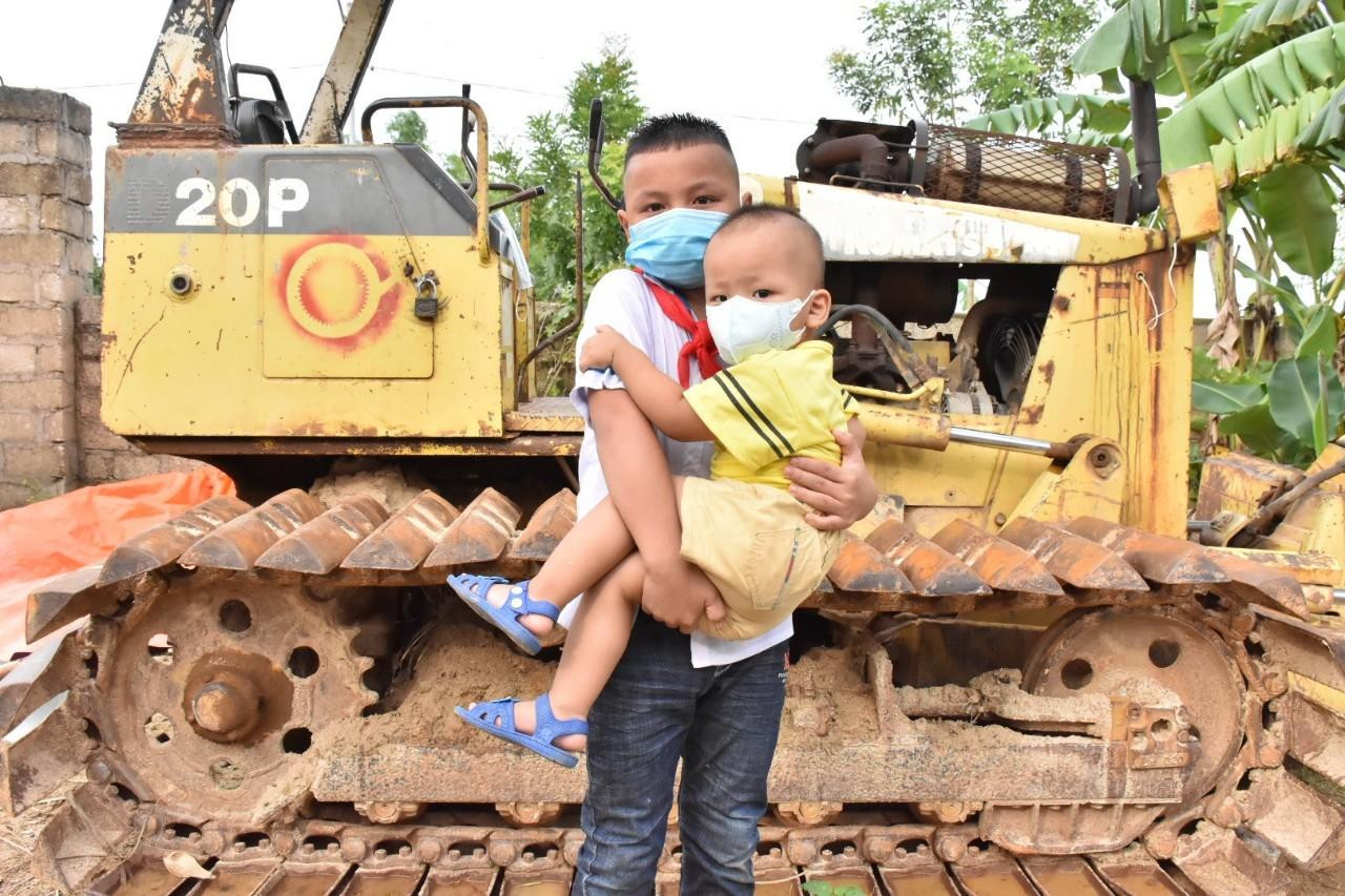 Em Đức dũng cảm cứu em Đạt thoát khỏi đuối nước. Em Đức dũng cảm cứu em Đạt thoát khỏi đuối nước.