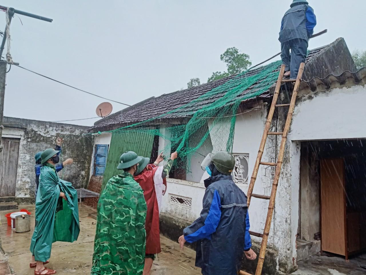 Tại xã Xuân Liên (huyện Nghi Xuân), Đồn biên phòng Lạch Kèn đã huy động lực lượng hỗ trợ người dân chằng néo lại nhà cửa.
