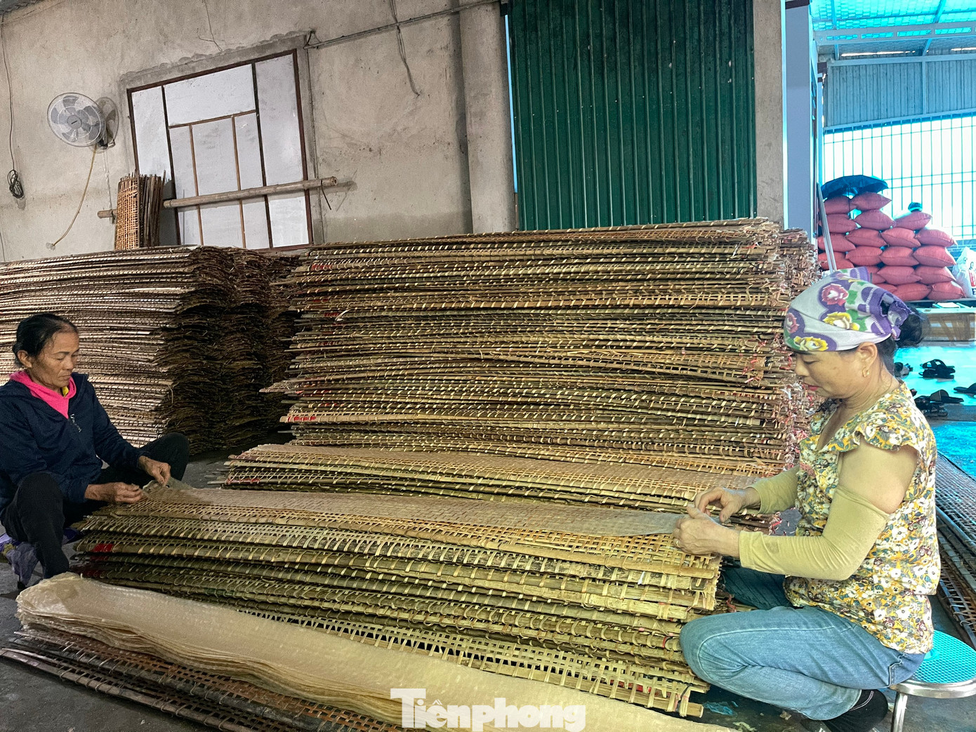 Những ngày này, người dân xã Thạch Hưng (TP Hà Tĩnh) tăng tốc sản xuất để kịp cung ứng bánh đa nem cho thị trường tết Nguyên đán 2024. Những ngày này, người dân xã Thạch Hưng (TP Hà Tĩnh) tăng tốc sản xuất để kịp cung ứng bánh đa nem cho thị trường tết Nguyên đán 2024.