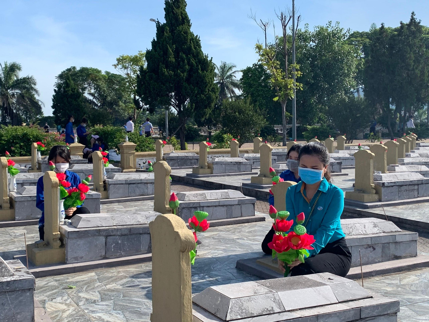 Tuổi trẻ Hà Tĩnh dâng những đóa sen lên mộ liệt sĩ.