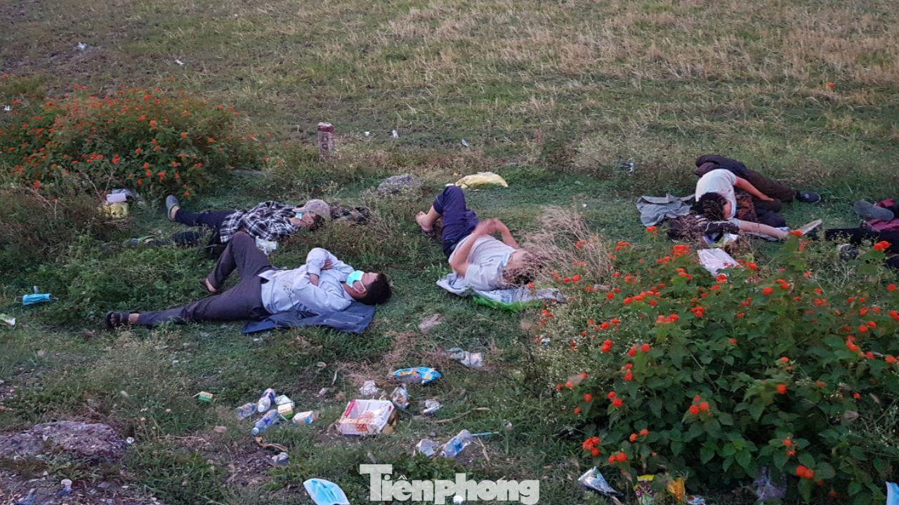 Nhiều người dân nằm nghỉ khi về tại điểm chốt kiểm soát dịch tại thị xã Kỳ Anh (Hà Tĩnh). Nhiều người dân nằm nghỉ khi về tại điểm chốt kiểm soát dịch tại thị xã Kỳ Anh (Hà Tĩnh).