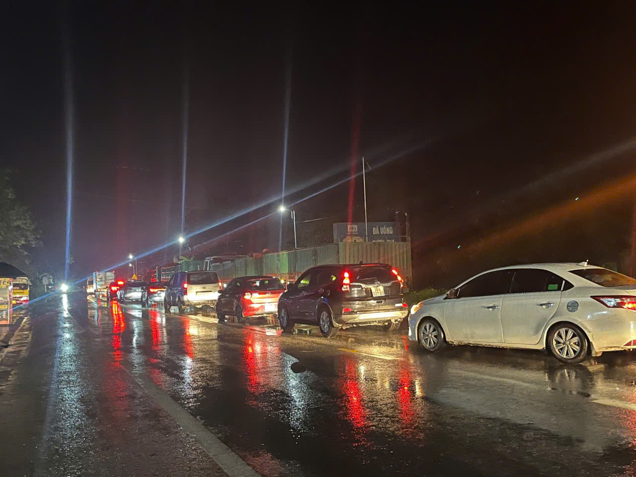 Nhiều phương tiện xếp hàng chờ di chuyển.