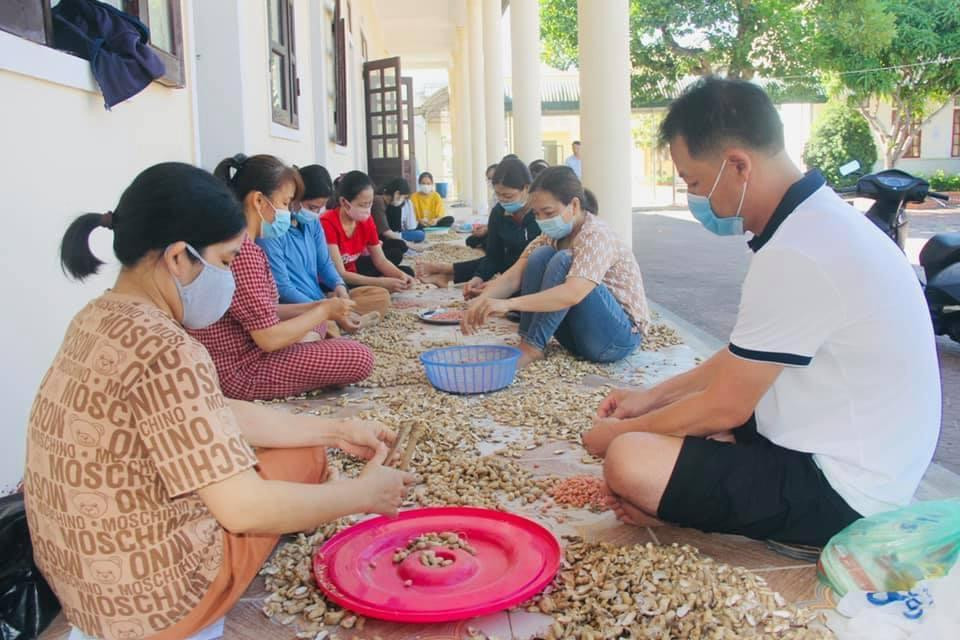 Đây không đơn thuần là những món ăn dân giã mà ở đó chứa đựng những tình cảm chân thành của các thầy, cô giáo gửi tới người dân miền nam, để họ có thêm niềm tin, động lực vượt qua đợt dịch này.
