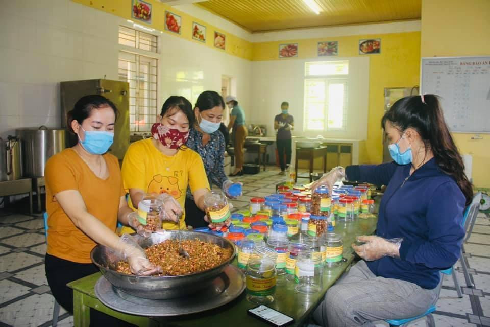 Những hộp muối vừng, muối lạc hay cá khô với nhiều gia vị mang đậm hương vị quê hương Hà Tĩnh được các cán bộ, giáo viên tại huyện Thạch Hà chuẩn bị, chế biến, đóng hộp để gửi vào cho đồng bào miền Nam chống dịch COVID-19. Đây không đơn thuần là những món ăn dân giã mà ở đó chứa đựng những tình cảm chân thành của các thầy, cô giáo gửi tới người dân miền nam, để họ có thêm niềm tin, động lực vượt qua đợt dịch này.