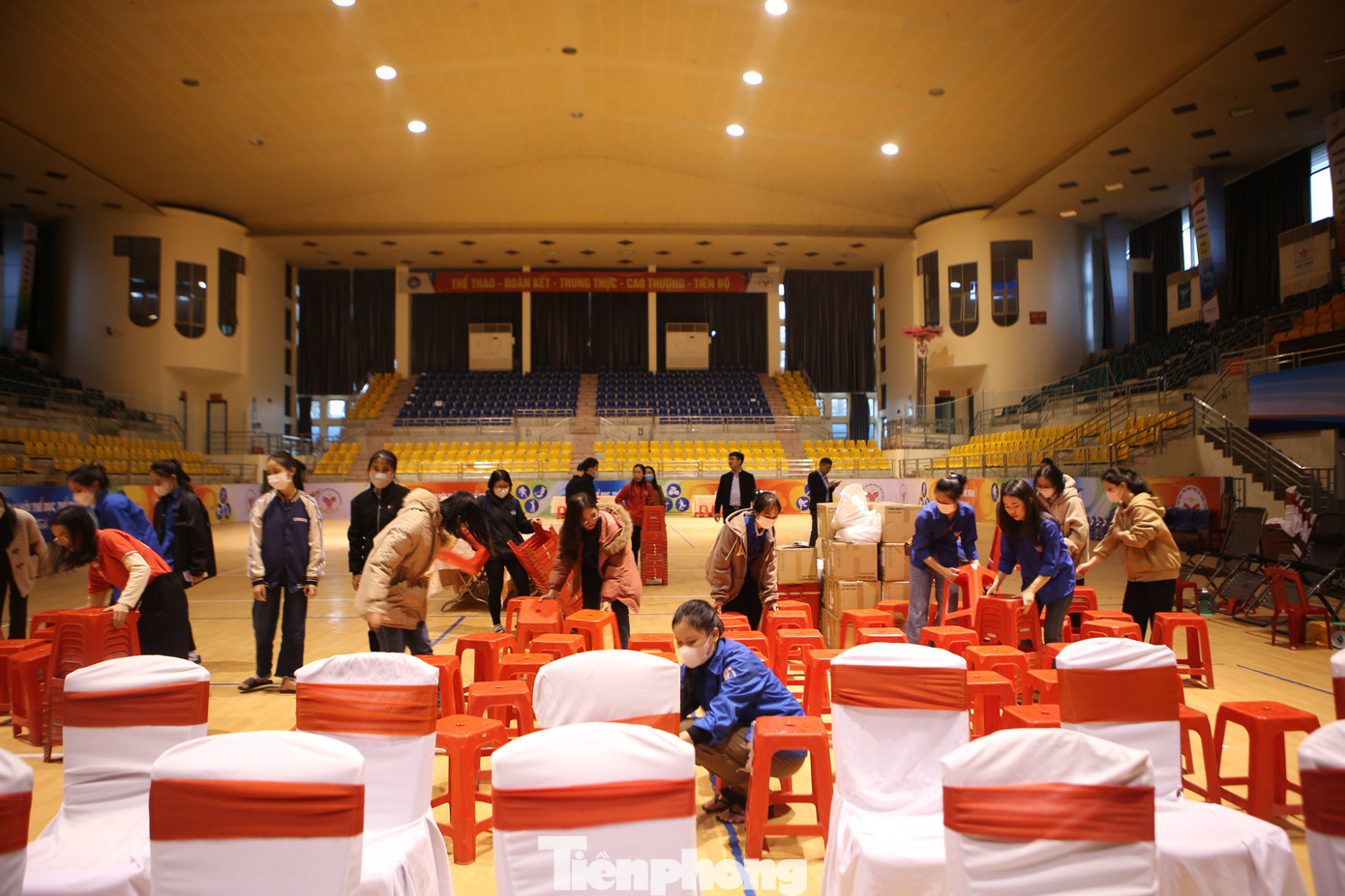 Hàng chục đoàn viên thanh niên cùng tham gia hỗ trợ công tác chuẩn bị.