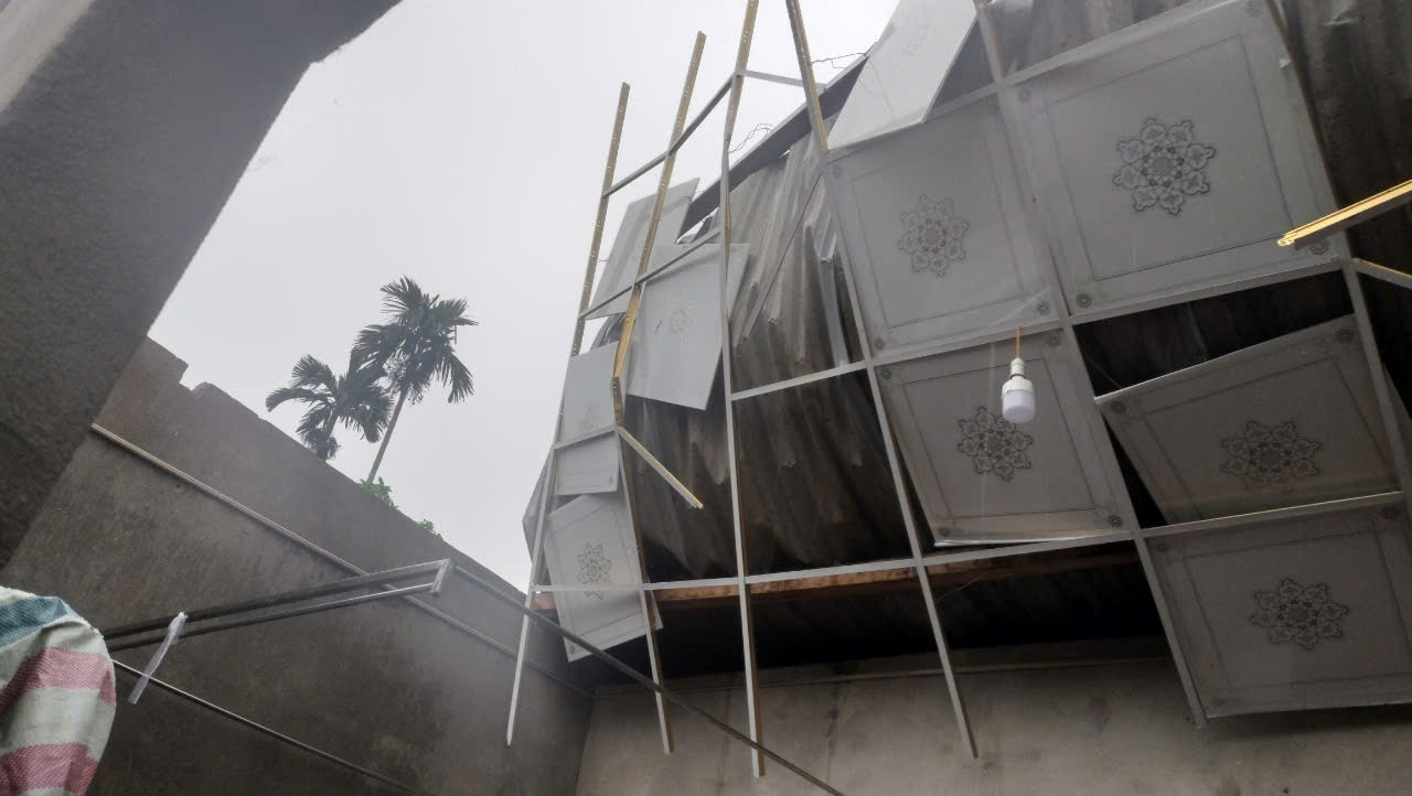 Một ngôi nhà của người dân ở Sơn Lâm bị lốc xoáy làm tốc mái.