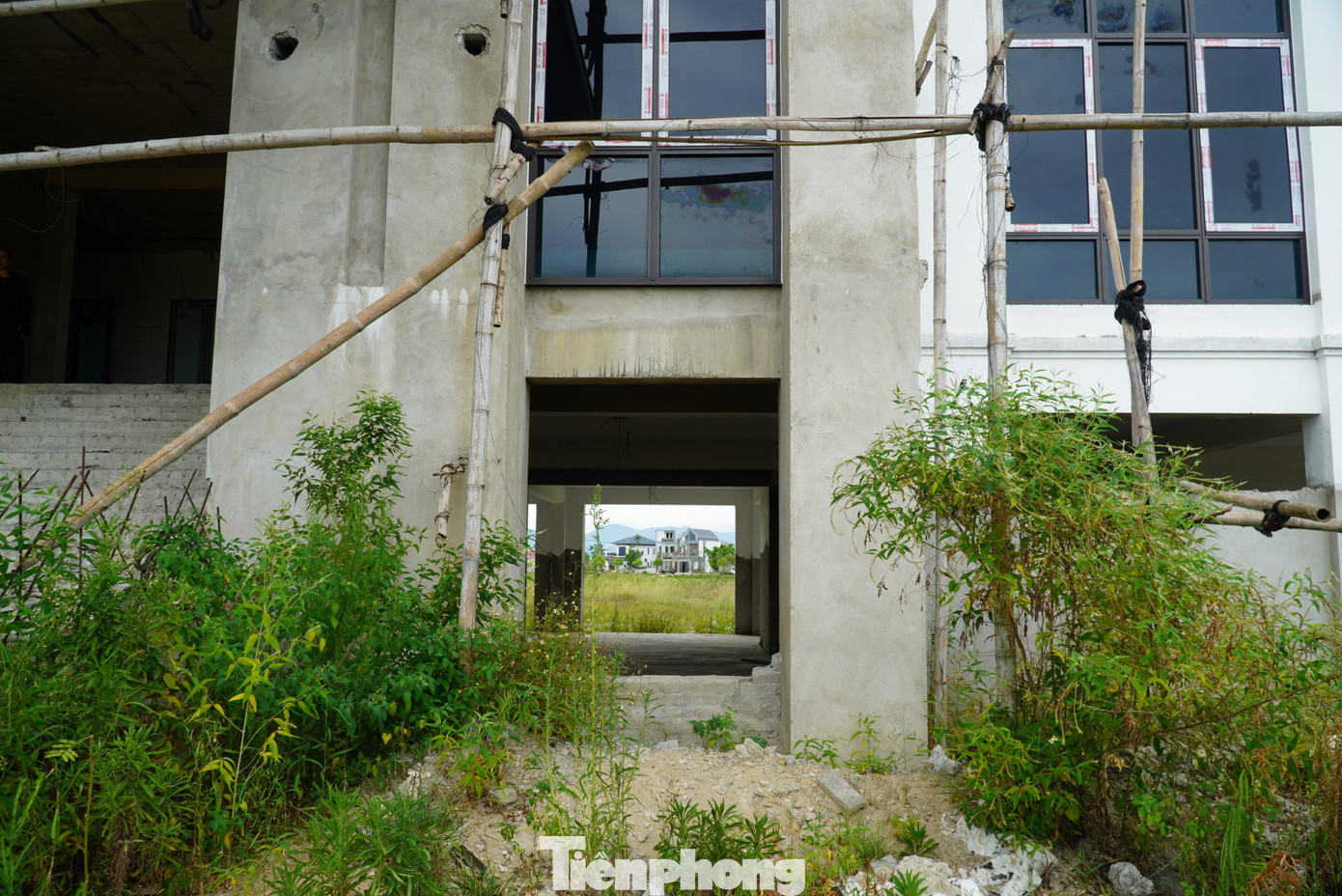 Sau một thời gian dài ngừng thi công, công trình vẫn đang ngổn ngang. Các hạng mục như hầm để xe, thang máy, sân bãi vẫn chưa xong. Sau một thời gian dài ngừng thi công, công trình vẫn đang ngổn ngang. Các hạng mục như hầm để xe, thang máy, sân bãi vẫn chưa xong.