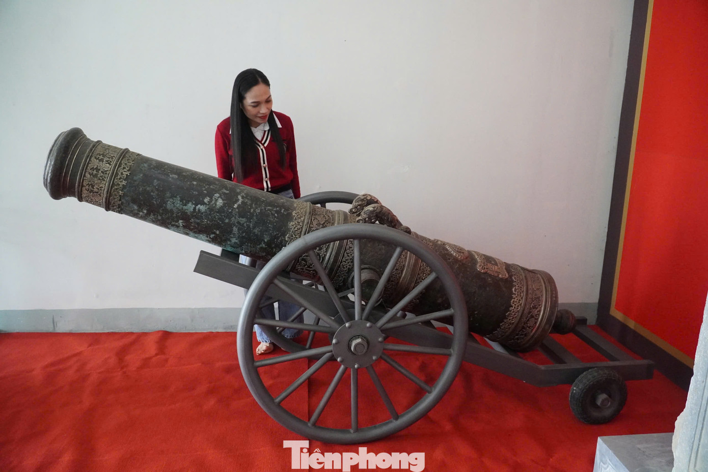 Đại diện Bảo tàng Hà Tĩnh cho biết, sau khi kiểm tra, 3 súng thần công này có nhiều điểm chung như mang cùng một tên "Bảo quốc an dân Đại tướng quân" và lần lượt đánh số thứ tự 1, 2 và 3. Đại diện Bảo tàng Hà Tĩnh cho biết, sau khi kiểm tra, 3 súng thần công này có nhiều điểm chung như mang cùng một tên "Bảo quốc an dân Đại tướng quân" và lần lượt đánh số thứ tự 1, 2 và 3.