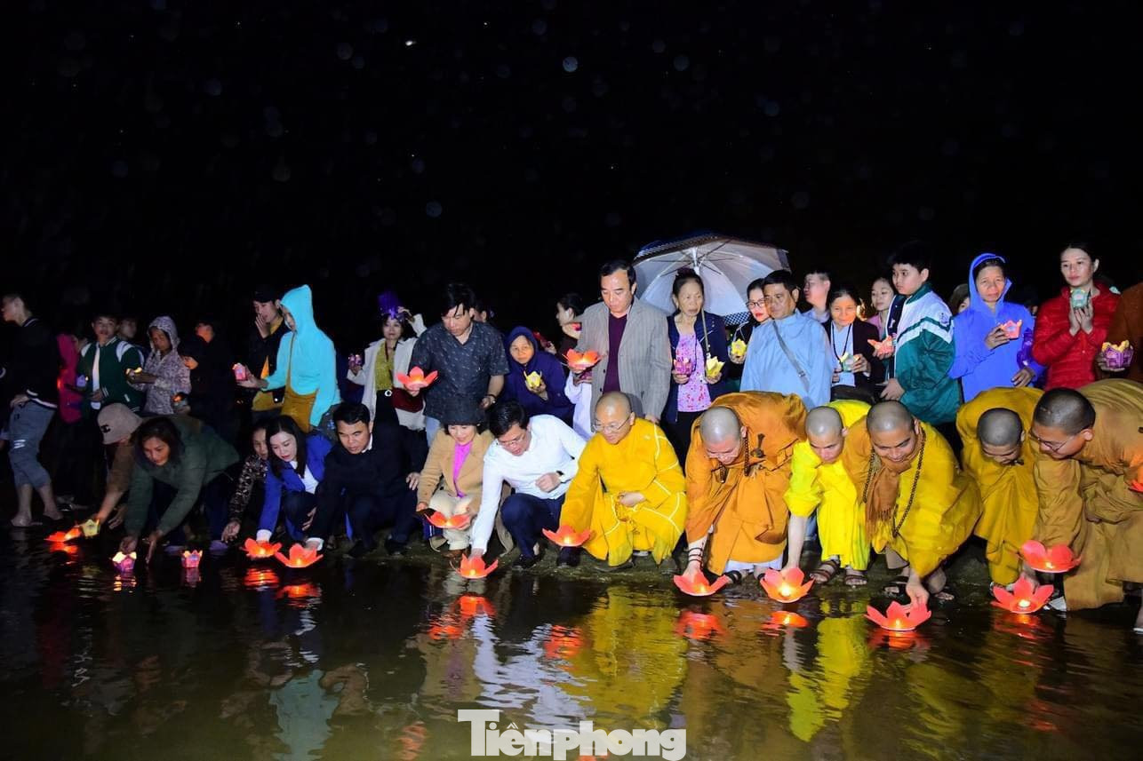 Những cánh hoa là lòng thành của bá tánh với nguyện ước Quốc thái dân an, xã hội phồn vinh, nhân dân hạnh phúc. Những cánh hoa là lòng thành của bá tánh với nguyện ước Quốc thái dân an, xã hội phồn vinh, nhân dân hạnh phúc.