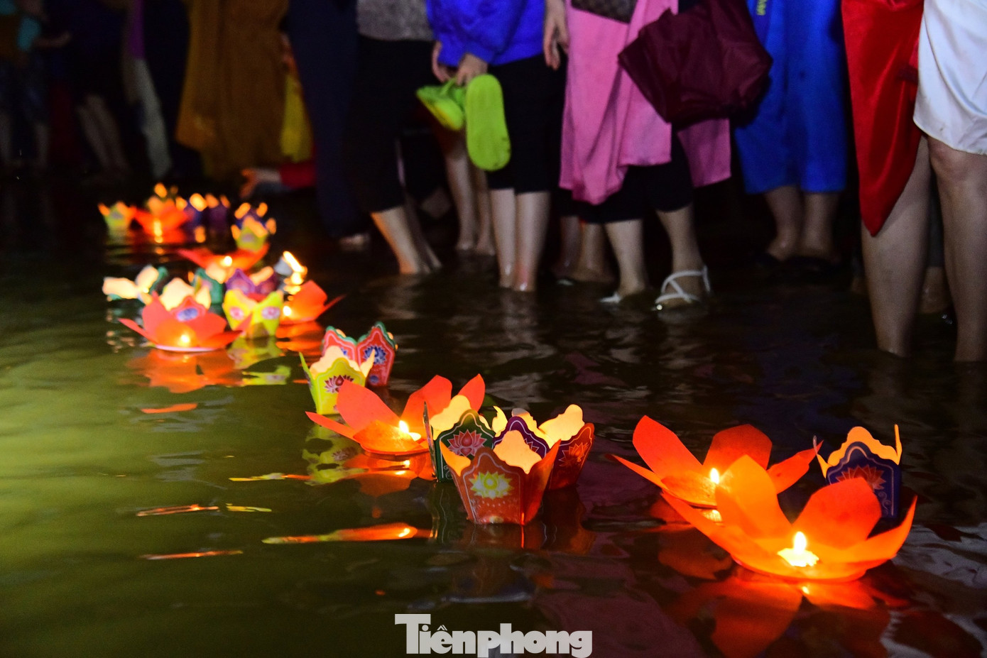 Hàng nghìn người dân có mặt cùng thả đèn hoa đăng trên sông Ngàn Phố để cầu bình an trong năm mới... Hàng nghìn người dân có mặt cùng thả đèn hoa đăng trên sông Ngàn Phố để cầu bình an trong năm mới...