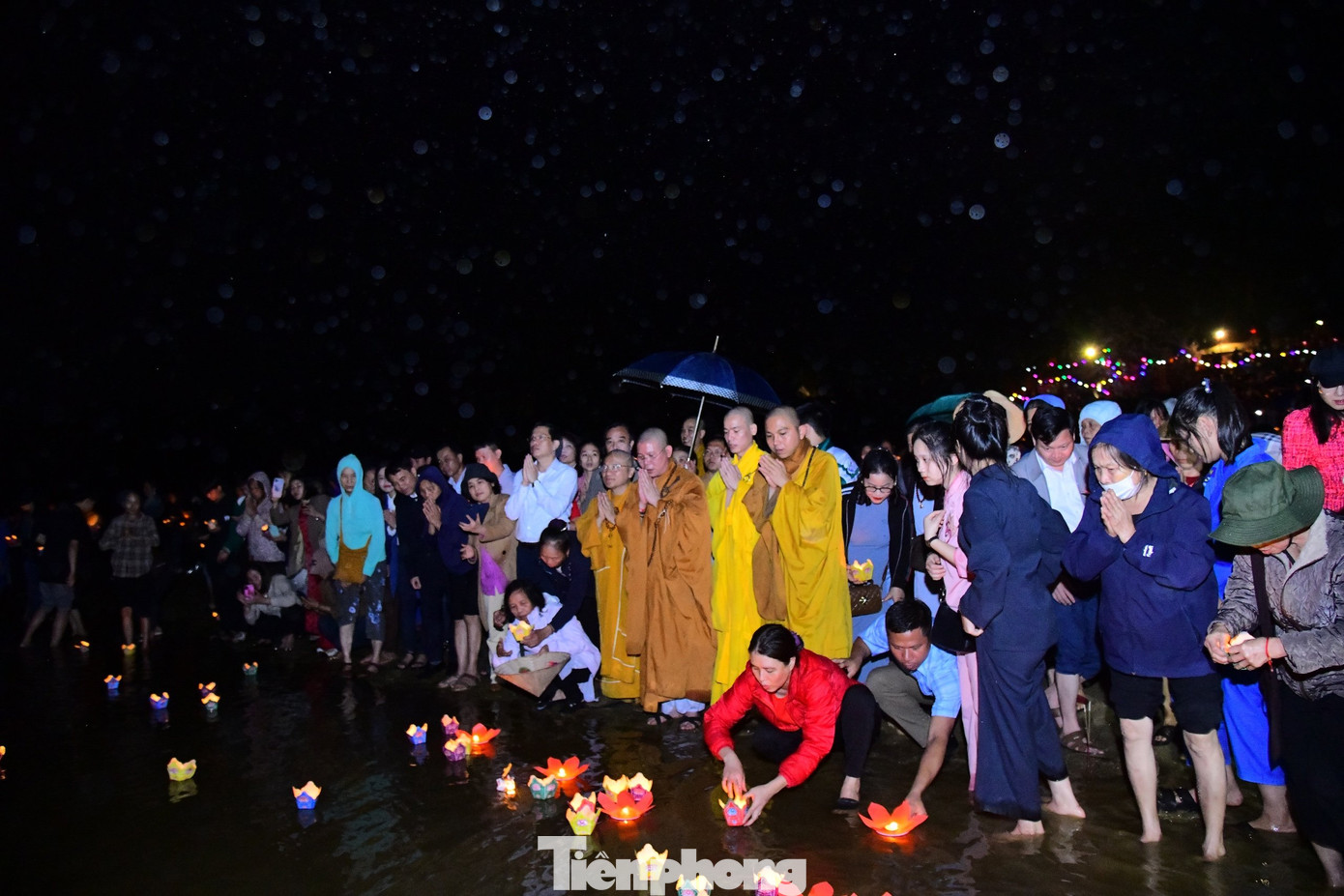 Chương trình thả hoa đăng thu hút đông đảo người dân đứng bên bờ sông theo dõi. Chương trình thả hoa đăng thu hút đông đảo người dân đứng bên bờ sông theo dõi.