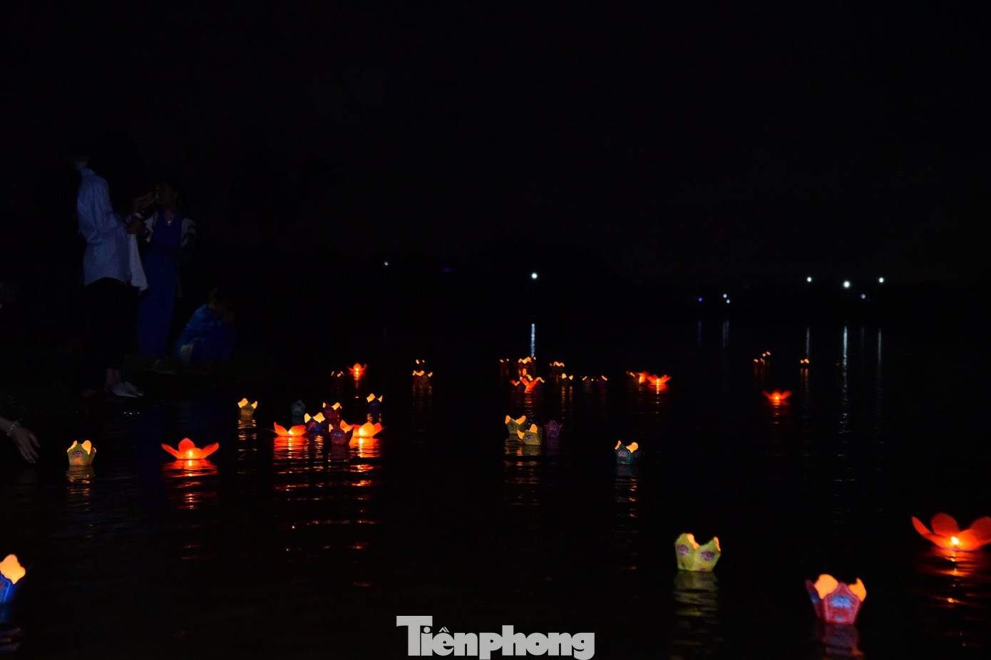 Những chiếc đèn hoa đăng theo dòng nước trôi đi xa. Những chiếc đèn hoa đăng theo dòng nước trôi đi xa.