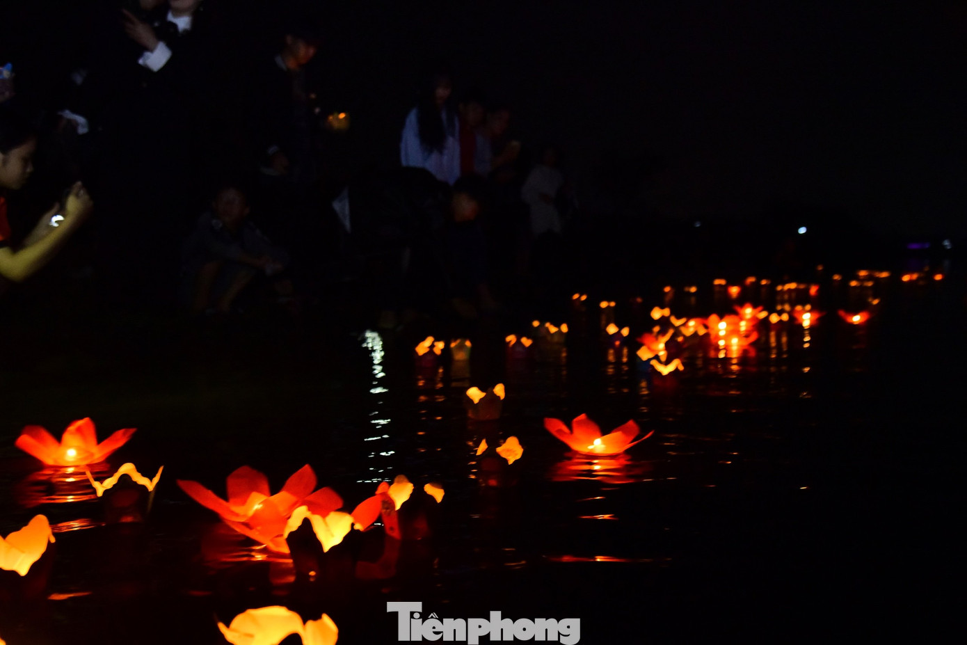 Những chiếc đèn hoa đăng theo dòng nước trôi đi xa. Những chiếc đèn hoa đăng theo dòng nước trôi đi xa.