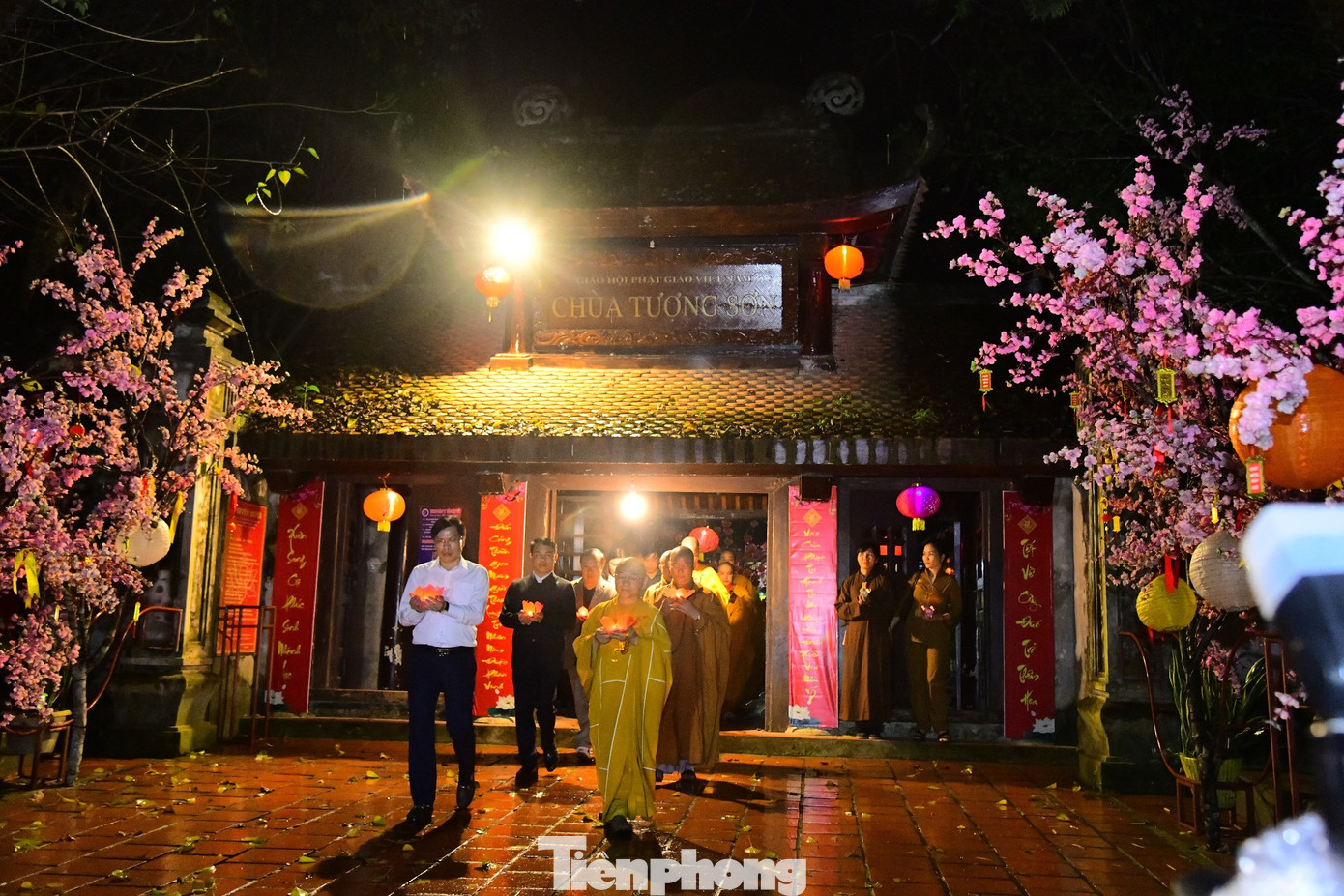 Những cánh hoa là lòng thành của bá tánh với nguyện ước Quốc thái dân an, xã hội phồn vinh, nhân dân hạnh phúc. Những cánh hoa là lòng thành của bá tánh với nguyện ước Quốc thái dân an, xã hội phồn vinh, nhân dân hạnh phúc.