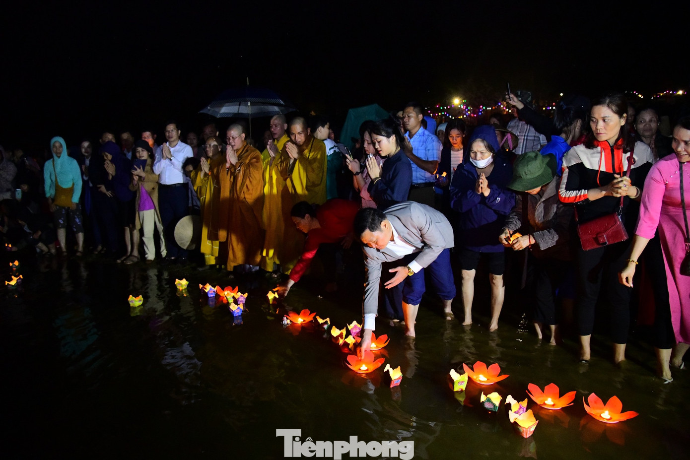 Chương trình thả hoa đăng thu hút đông đảo người dân đứng bên bờ sông theo dõi. Chương trình thả hoa đăng thu hút đông đảo người dân đứng bên bờ sông theo dõi.