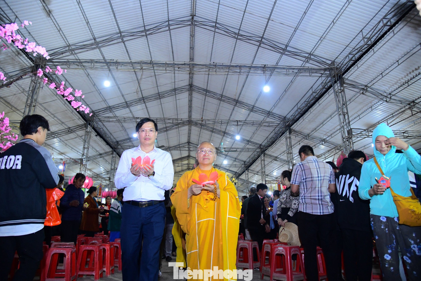 Sau lễ dâng hương, tụng kinh cầu nguyện Quốc thái dân an, cầu một năm mới sức khoẻ bình an. Lãnh đạo huyện Hương Sơn, cùng các tăng ni, phật tử và đông đảo bà con nhân dân đã thực hiện nghi lễ thả hoa đăng trên Sông Ngàn Phố. Sau lễ dâng hương, tụng kinh cầu nguyện Quốc thái dân an, cầu một năm mới sức khoẻ bình an. Lãnh đạo huyện Hương Sơn, cùng các tăng ni, phật tử và đông đảo bà con nhân dân đã thực hiện nghi lễ thả hoa đăng trên Sông Ngàn Phố.