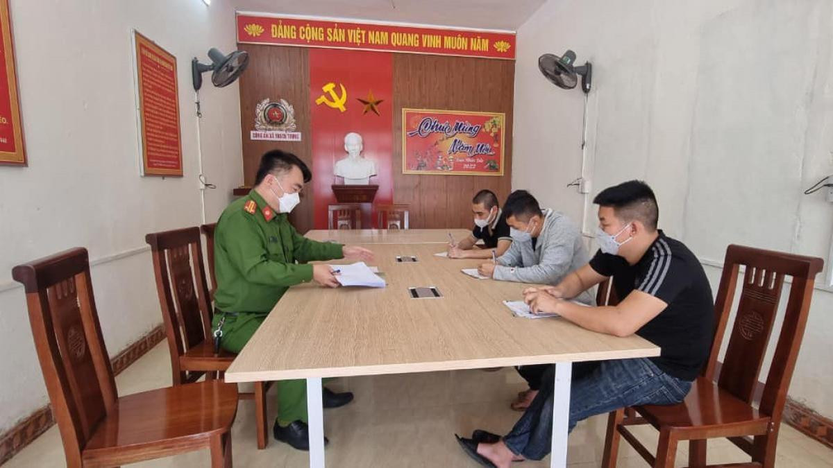 3 người đàn ông bị triệu tập sau khi có hành vi đánh nữ chủ quán ăn đêm. 3 người đàn ông bị triệu tập sau khi có hành vi đánh nữ chủ quán ăn đêm.