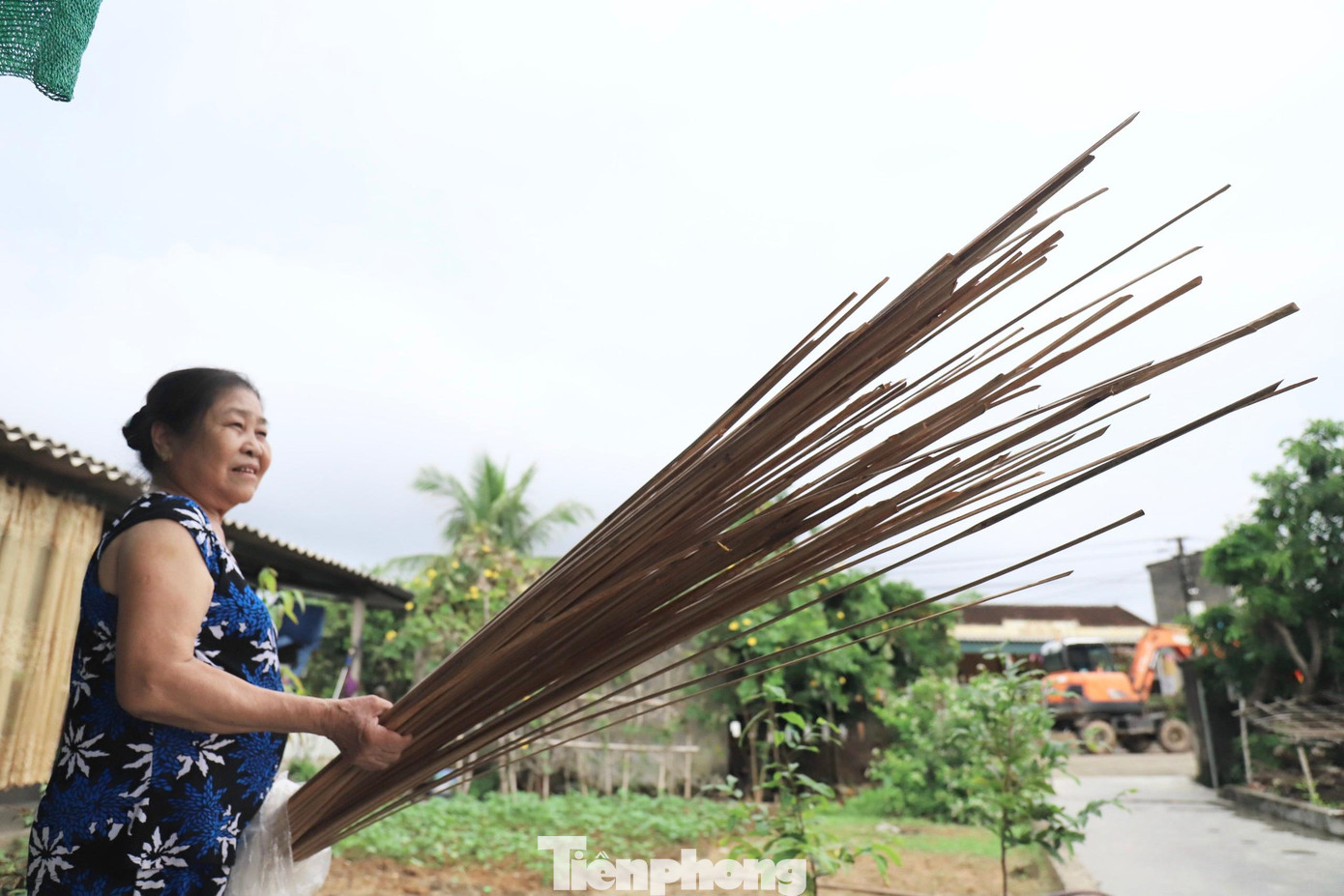 Những thanh tre được làm nhọn, mỏng để làm khuôn nón.