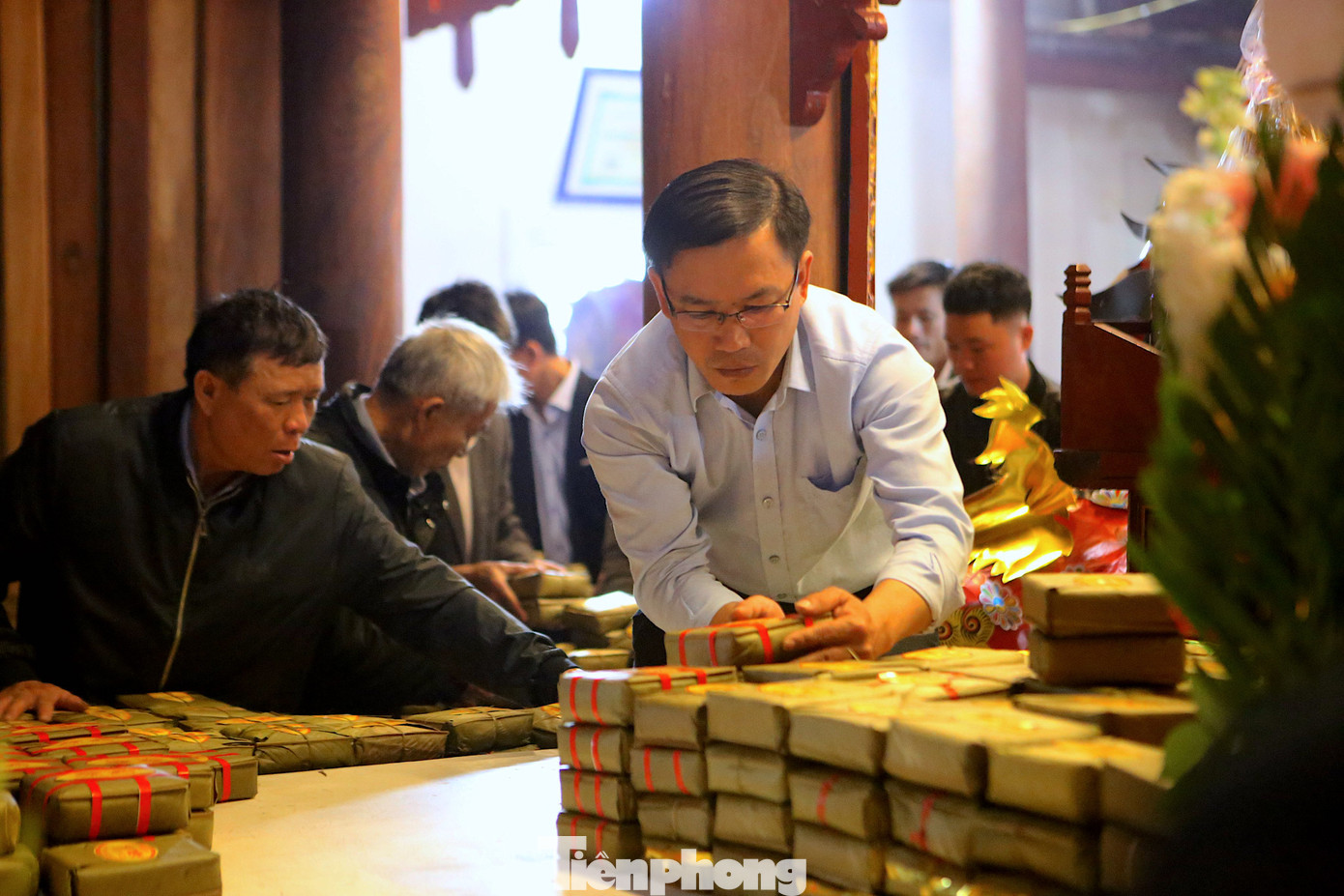 Ông Phạm Trọng Hợp, Phó chủ tịch UBND xã Mai Phụ cho hay hàng năm đến dịp này hàng nghìn người dân địa phương lại háo hức gói bánh chưng cung tiến lên đền thờ vua Mai trong ngày giỗ. Việc làm bánh chưng dâng vua được người dân địa phương thực hiện trong nhiều năm qua.