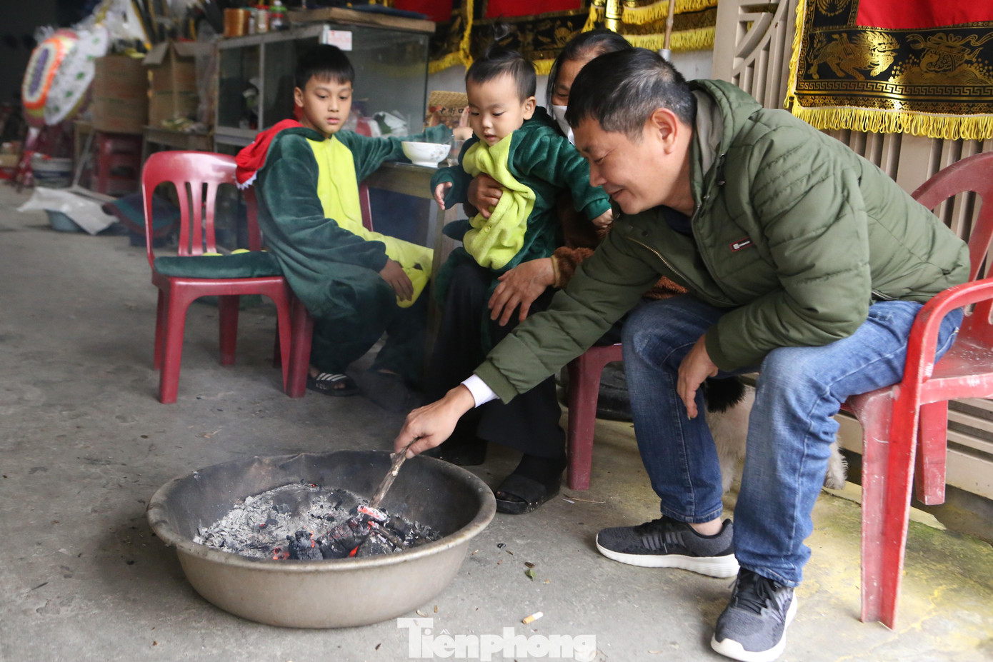 Giá rét kèm mưa khiến cuộc sống của người dân bị ảnh hưởng, nhất là người già và trẻ nhỏ. Trong sáng nay có hàng nghìn học sinh tiểu học, mầm non tại Hà Tĩnh phải nghỉ học. Giá rét kèm mưa khiến cuộc sống của người dân bị ảnh hưởng, nhất là người già và trẻ nhỏ. Trong sáng nay có hàng nghìn học sinh tiểu học, mầm non tại Hà Tĩnh phải nghỉ học.