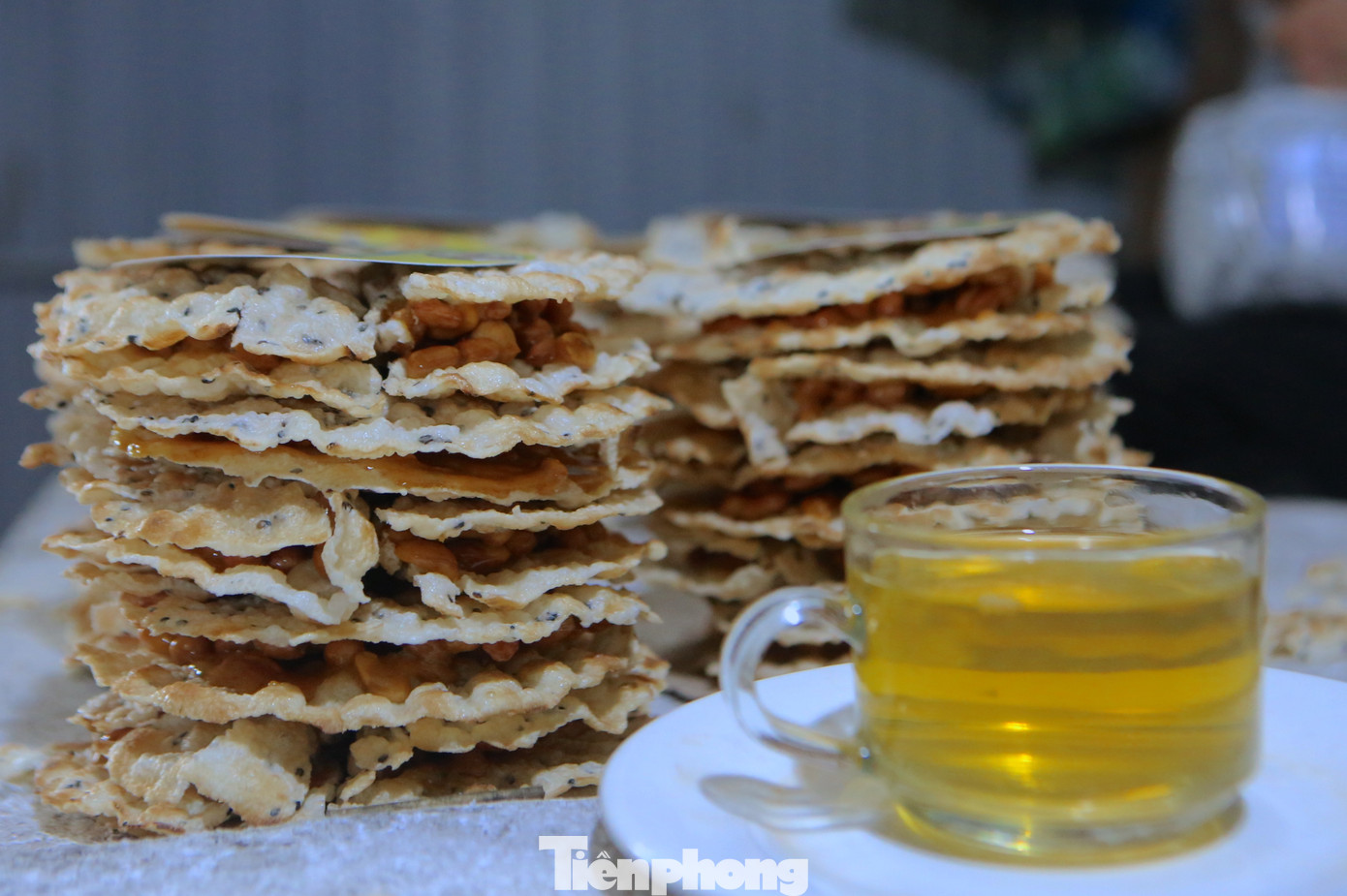 Ăn một miếng Cu Đơ, nhấp một ngụm nước chè xanh, vừa có vị ngọt đậm đà, xen lẫn vị chát, hòa vào nhau rất thú vị.