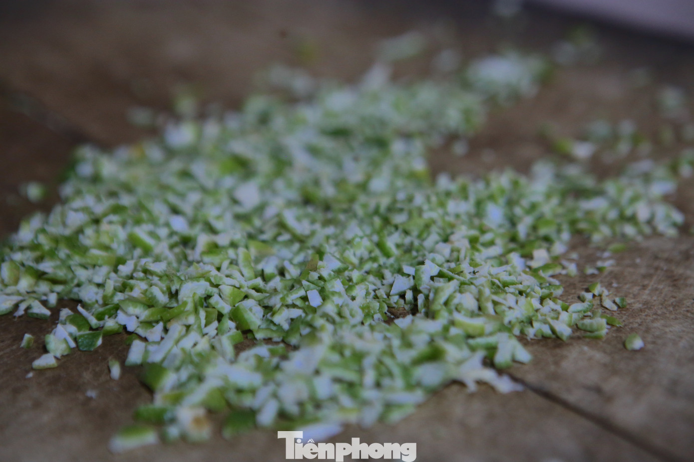 Để kẹo được ngon, không quá cứng và đủ mùi vị ngọt bùi pha lẫn chút cay nồng là bí quyết riêng của từng nhà. Bà Thảo nấu mật sôi lên bằng chảo gang, sau đó đổ lạc nhân và gừng vào rồi đảo liền tay để tránh bị cháy. Còn vỏ chanh sẽ bỏ sau cùng khi kẹo đã chín để giữ được hương vị cay đậm đà.