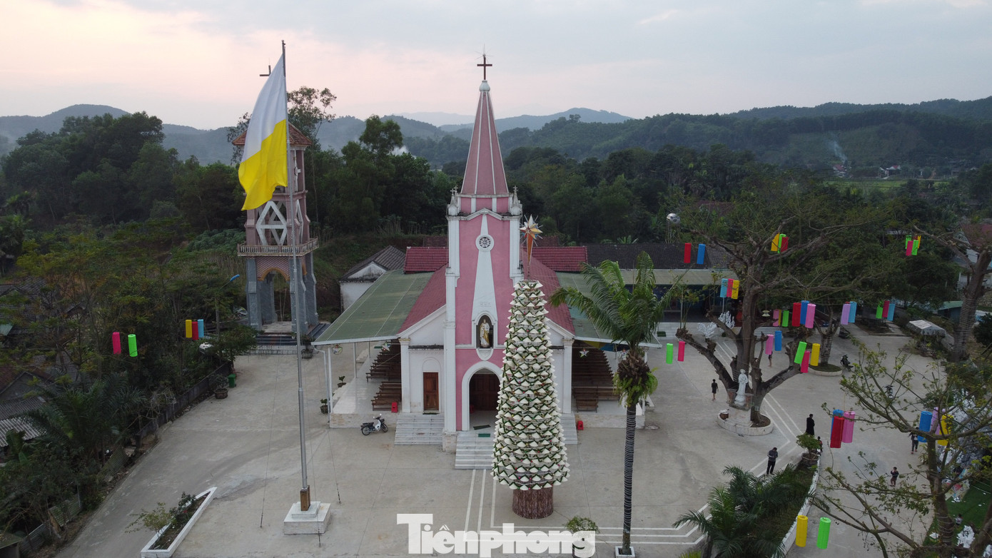 Nhà thờ Giáo xứ Đức Vọng được xây dựng trên đỉnh đồi. Màu hồng của ngôi nhà thờ cổ kính pha lẫn màu trắng của những chiếc nón lá làm cho không gian trở nên lung linh.