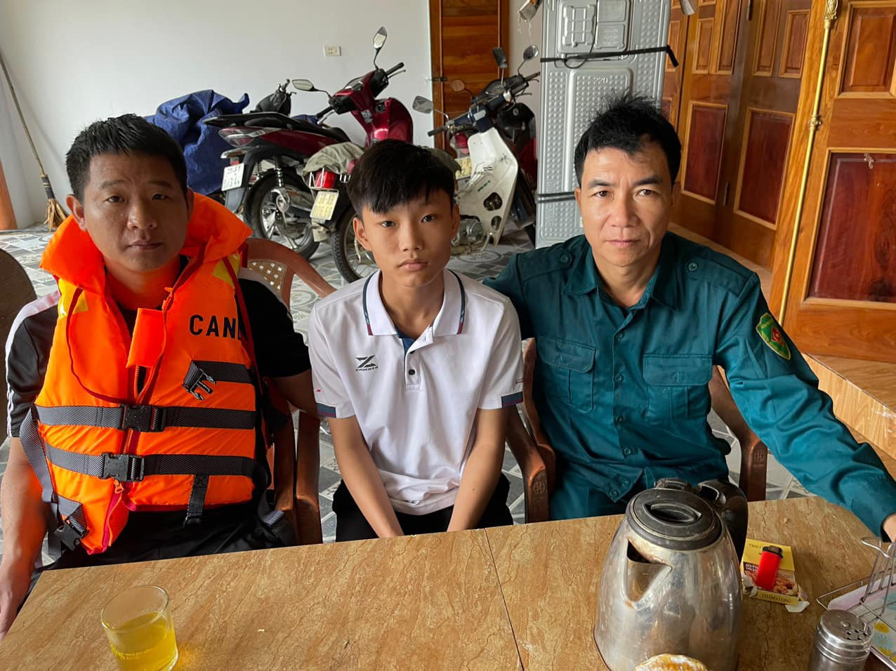 Lá thư tay của em Dũng viết bày tỏ lòng cảm ơn đến lực lượng công an, quân sự khi đã cứu em thoát khỏi dòng nước lũ.