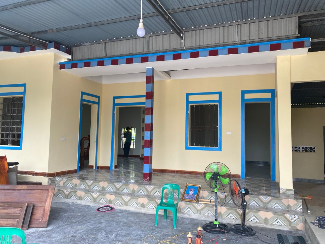 Ngôi nhà của một hộ gia đình chính sách được sơn sửa lại như mới. Ngôi nhà của một hộ gia đình chính sách được sơn sửa lại như mới.