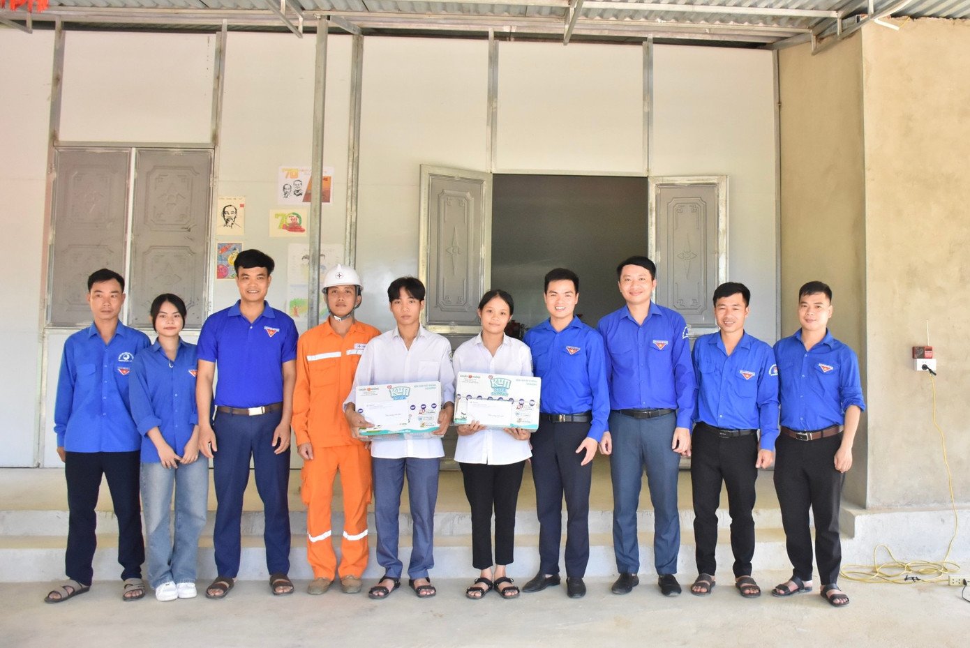 Trong ngày, Ban Thường vụ Tỉnh Đoàn đã phối hợp tặng quà động viên cho 12 thí sinh tại địa bàn huyện Vũ Quang và Cẩm Xuyên với tổng giá trị gần 14 triệu đồng.