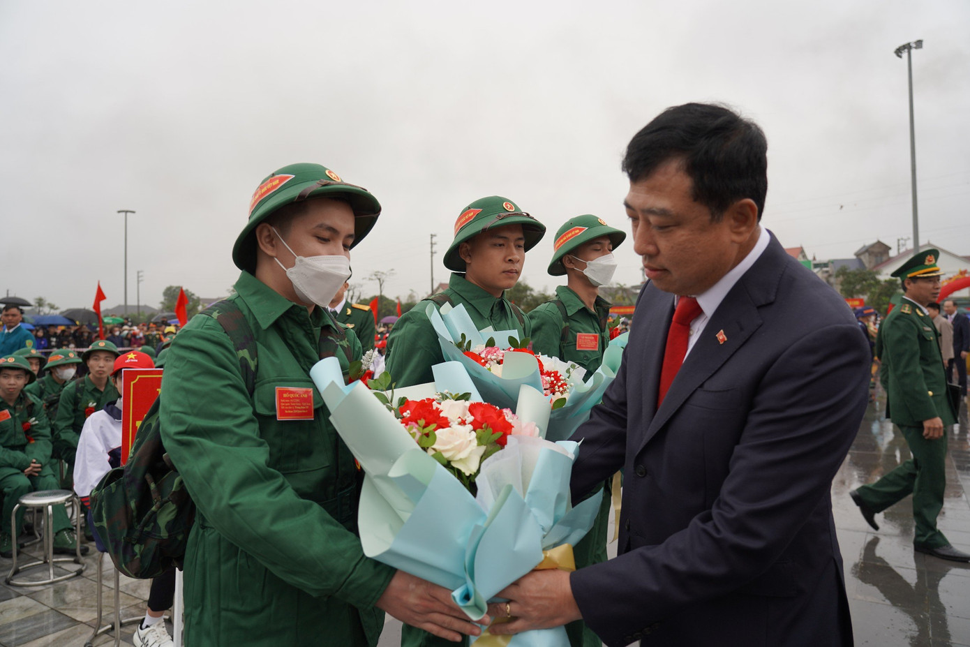 Tại lễ giao, nhận quân, lãnh đạo tỉnh và các địa phương đã tặng hoa, thăm hỏi, chúc các tân binh lên đường nhập ngũ mạnh khỏe, hoàn thành xuất sắc nhiệm vụ được giao.
