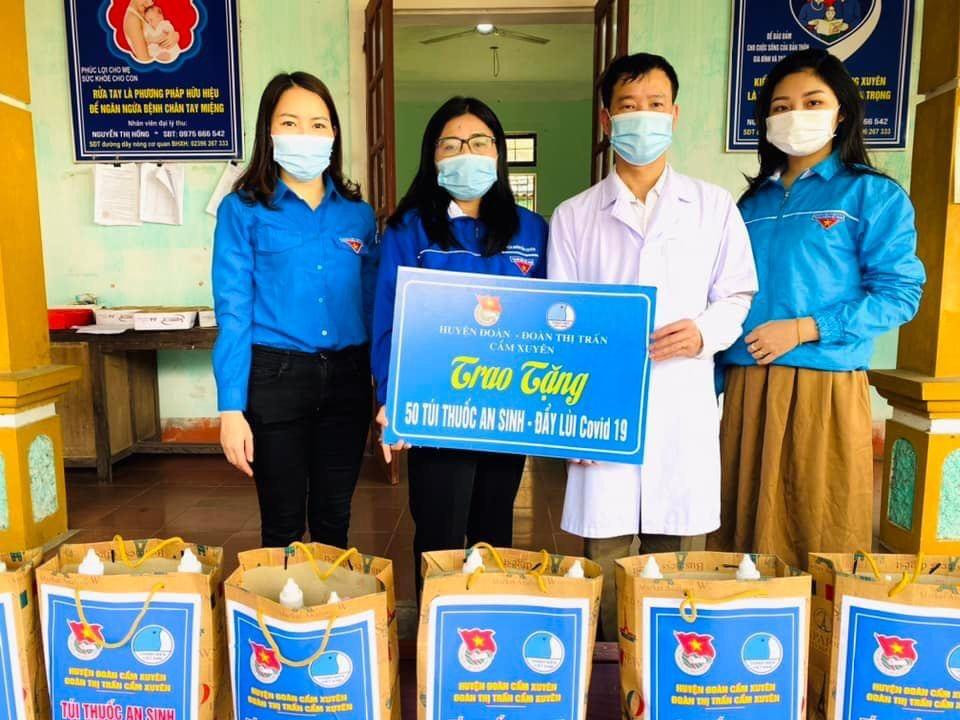 Huyện Cẩm Xuyên đang tiếp tục triển khai các hoạt động như trao tặng 50 túi thuốc an sinh hỗ trợ các gia đình bị nhiễm COVID-19 trị giá 10 triệu đồng, tổ chức chương trình bát cháo tình thương tại bệnh viện đa khoa huyện.