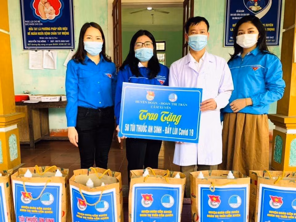 Huyện Cẩm Xuyên đang tiếp tục triển khai các hoạt động như trao tặng 50 túi thuốc an sinh hỗ trợ các gia đình bị nhiễm COVID-19 trị giá 10 triệu đồng, tổ chức chương trình bát cháo tình thương tại bệnh viện đa khoa huyện.